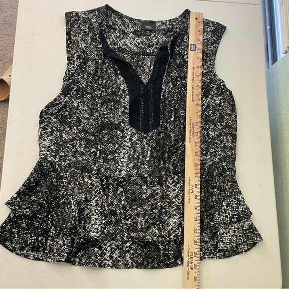 Mossimo Snake Print Lace Ruffle Top Women Medium Sleeveless Black White Romantic - Picture 8 of 9